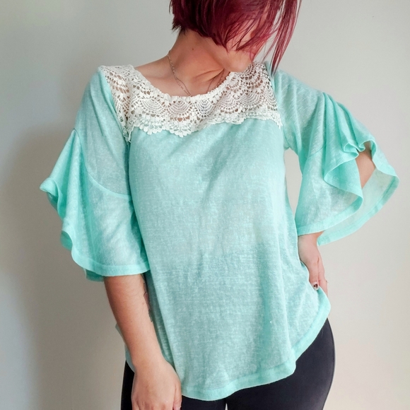 Umgee bellsleeve crochet lace blouse medium - Picture 2 of 7